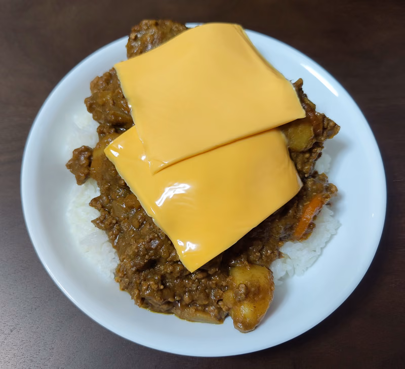 皿によそった100%カレー (チーズ乗せ)