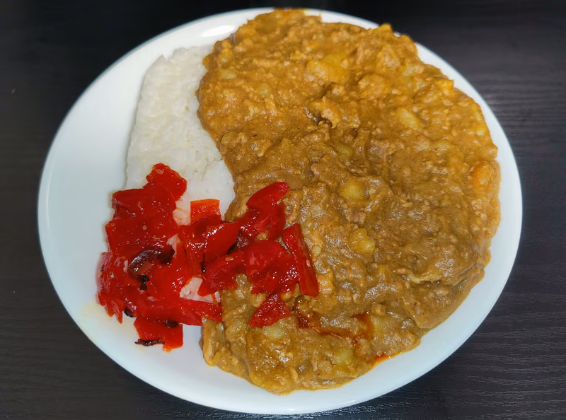 皿によそった80%カレー (こま肉入り)